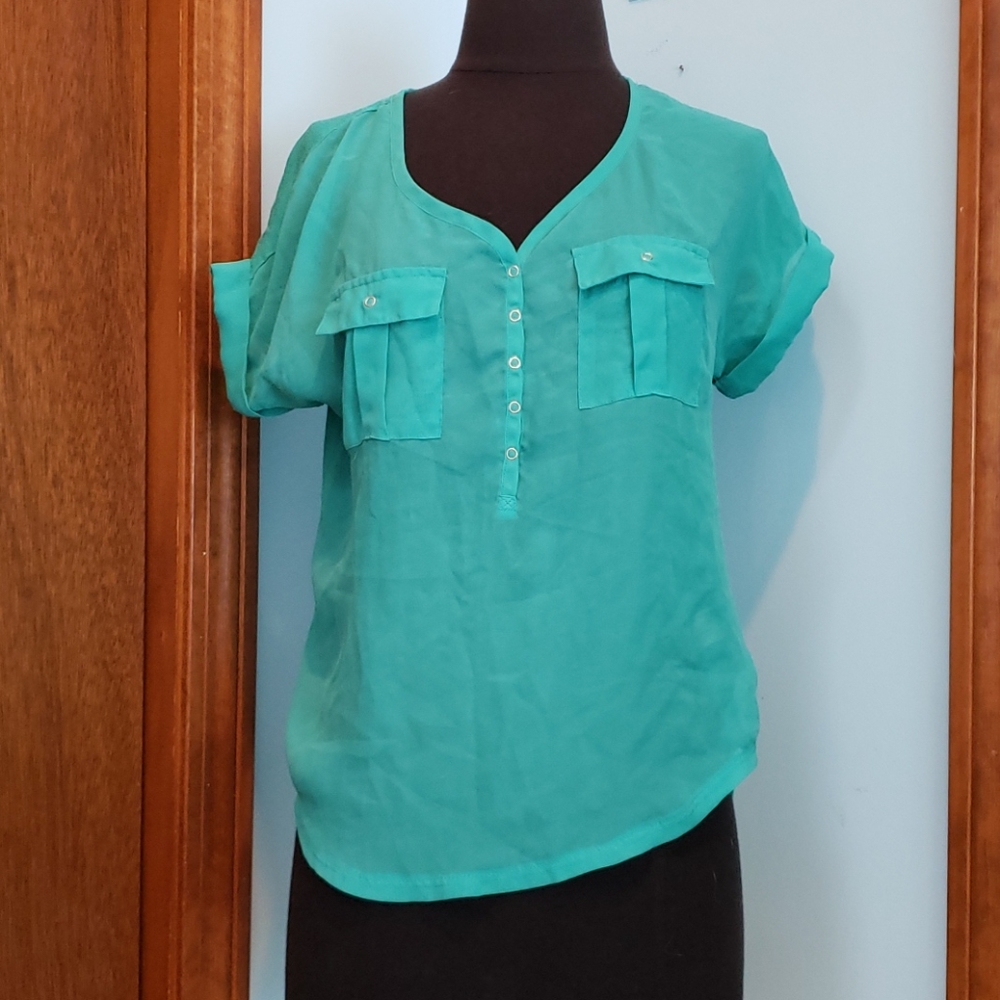 Cute button down top!